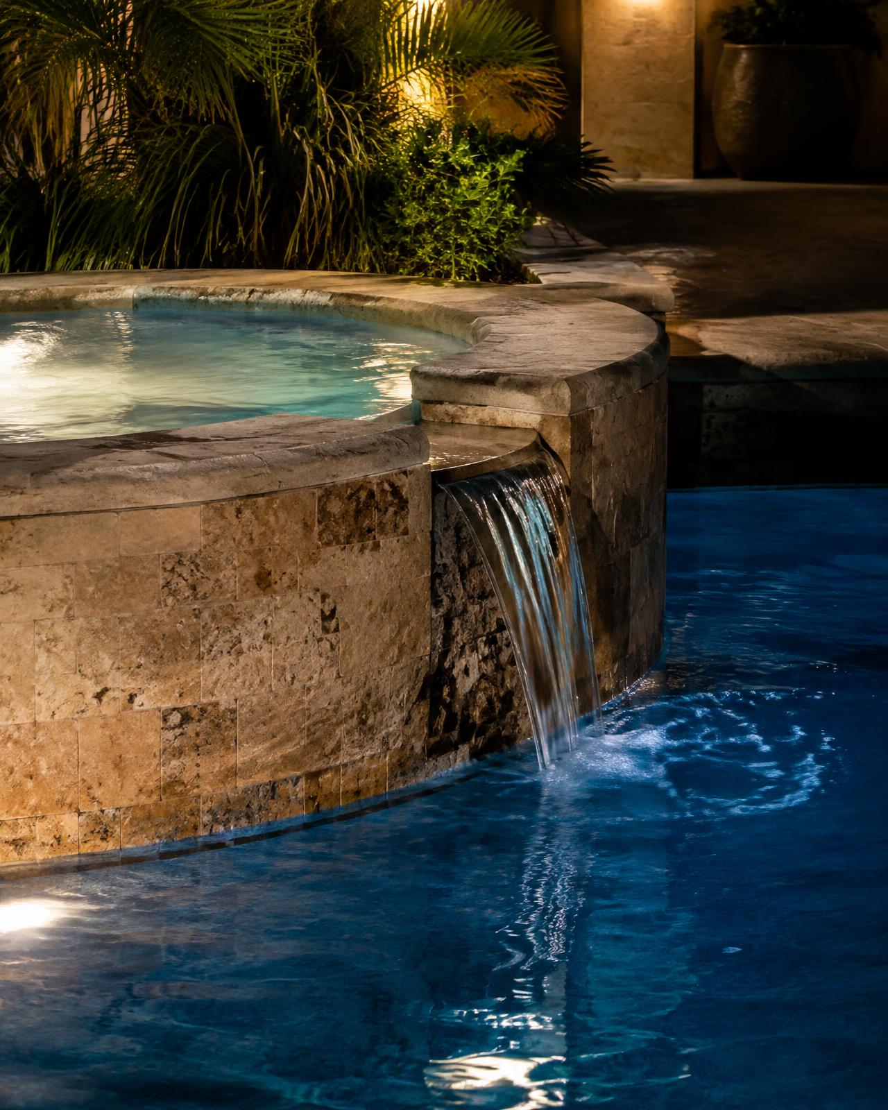 Piscina iluminada ao entardecer em área de lazer